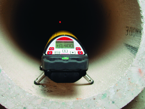 Laser de canalisation pour mesurer le niveau lors de la pose de tuyaux de canalisation - Disponible dans les agences Nova Location de votre région PACA, Provence Alpes Côtes d’Azur, Auvergne Rhône Alpes, Occitanie