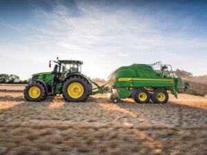 Le tracteur 250 CV JOHN DEERE sert à tirer ou trainer des machines agricoles pour labourer la terre, semer, récolter. L'engin agricole est disponible dans les agences Nova Location des régions PACA, Provence Alpes Côtes d’Azur, Auvergne Rhône Alpes, Occitanie