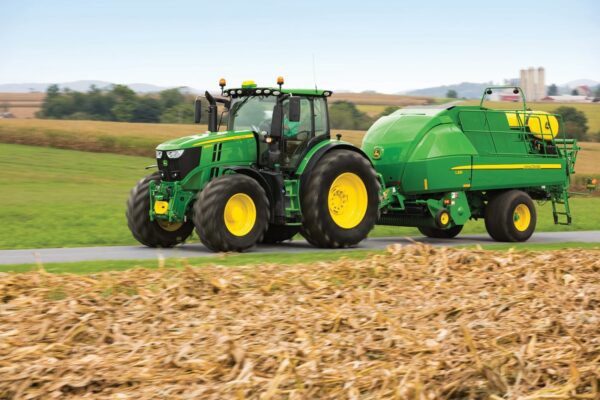 Le tracteur 250 CV JOHN DEERE sert à tirer ou trainer des machines agricoles pour labourer la terre, semer, récolter. L'engin agricole est disponible dans les agences Nova Location des régions PACA, Provence Alpes Côtes d’Azur, Auvergne Rhône Alpes, Occitanie